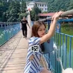 桥上的小姐姐看笑话图片,小姐姐分享的幽默瞬间