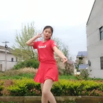 穿中国红的小姐姐跳舞,小姐姐翩翩起舞，展现民族风采