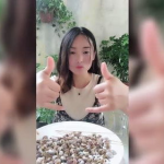 中国吃东西小姐姐吃到吐,小姐姐狂吃至吐的极限体验