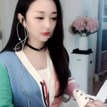 小姐姐拿着钢琴在路边弹,小姐姐弹奏动人旋律，唤醒城市角落的温暖